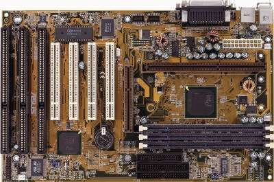 Placa base ATX basada en slot 1. Dispone de tres ranuras para memoria DIMM, una ranura AGP, 4 PCI y 3 ISA